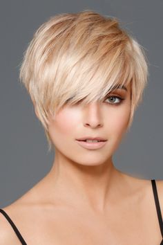 Envie de changer de look ? Pourquoi ne pas vous laisser tenter par la coupe courte ! Façon garçonne, carré court ou pixie, le court est ultra tendance, sans parler du côté pratique... Coupe Courte Cheveux Fins, Coiffure Coupe Courte, Cheveux Courts Tendance, قصة شعر قصير, Coiffure Cheveux Courts Femme, Coiffures 2018, Les Plus Belles Coiffures, Coupe Courte Femme