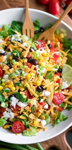 taco salad with black beans, corn, tomatoes, bell pepper, cheese, and crushed tortilla chips Taco Salad Recipe, Creamy Salsa, Black Bean Tacos, Resep Salad, Taco Salads, Taco Salad Recipes, Bean Tacos, Best Salad Recipes, Taco Salad