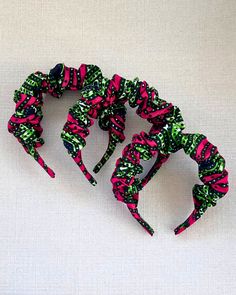 Our Ankara print head bands are the perfect hair accessory to complete your outfit! This beautiful headband is handmade with gorgeous cotton or cotton-poly blend african print fabric. This stylish headband is perfect for women and girls to wear at parties, beaches, weddings, festivals, workplaces, outdoors, and any other occasions. This hair accessory makes it the perfect gift for Christmas, Easter, Mother's Day, Valentine's day, birthdays, anniversaries, weddings, bridesmaids, graduation and be Ankara Scrunchies, Ankara Headband, African Hair Accessories, African Fabric Accessories, Ankara Accessories, Anima Christi, Beautiful Headband, Stylish Headbands, Ankara Print