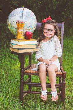 3rd Grade Photoshoot, Schools Out Photoshoot, Back To School Minis Photo Shoot Ideas, Back To School Photoshoot Studio, School Picture Backdrop, Homeschool School Photos, Last Day Of Kindergarten Picture Ideas, 1st Grade Pictures, Kindergarten Photo Shoot Ideas