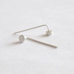 Sophisticated Hand-Made Sterling Silver Threader Earrings with a Solid Round Disc Front - 0260 Silver Threader Earrings, Simple Silver Jewelry, Silver Jewelry Earrings, Silver Jewelry Design, Silver Jewelry Rings, Geometric Jewelry, Silver Jewelry Handmade, Threader Earrings, Bracelet Argent