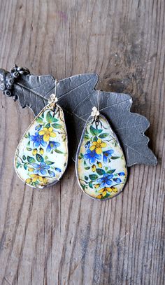 These delightful happy flower statement earrings are made with vintage tin. First it was sawed out from a vintage tin box and then it was gently hammered into shape. After that, it is sanded around so that it can be soldered. The backsides are cream colored. The tin shows marks of its age, but this does not take away any of its beauty. The ear wires are sterling silver. These are big! A total length of 2 7/8'' (7.5 cm) but very comfortable of weight. Due to the vintage tin a one of a kind. All metal is nickel and lead free, the ear wires are sterling silver (925). More vintage tin jewelry available in the shop: https://www.etsy.com/shop/StaroftheEast?ref=seller-platform-mcnav&search_query=tin Two shipping options: Registered airmail takes 15 - 30 days on average,it is cheap and safe but sl Flower Statement Earrings, Tin Earrings, Soldering Jewelry, Pearl Rose, Happy Flowers, Yellow Leaves, Original Jewelry, Earrings Statement, Vintage Tin