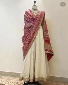 Plain Anarkali Suits With Heavy Dupatta, White Kurta With Red Dupatta, White Dress With Red Dupatta, Simple Sangeet Outfit, White Kurta With Dupatta, Red And White Anarkali, Plain Anarkali With Heavy Dupatta, Off White Saree Look, Simple Ethnic Outfits