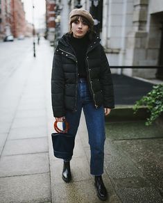 Puffy Jacket Outfit, Feminine Fall Outfits, Alice Catherine, Outfits Juvenil, Mom Jeans Outfit, Jacket Outfit, Puffy Jacket, Jeans Outfit, Winter Coats