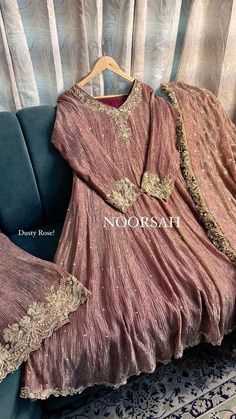 Anarkali Suit Ideas, Vmas Red Carpet Outfit, Designer Suits For Wedding, Optical Illusion Dress, Bridal Anarkali Suits, Vmas Red Carpet, Latest Bridal Dresses, Simple Gowns, Simple Kurta Designs