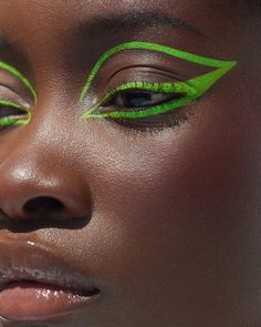 Erzulie | New Beauty Editorial at Blanc Magazine. PHOTOGRAPHER: LEEROYE PALMIS MUA: LILLY LIZÉ HAIRSTYLIST: ELODIE REBUFFO MODEL: GEORGEANIE ARISTIDE Спонж Beauty Blender, Eyeliner Designs, Drag Make-up, Makeup Tip, Graphic Makeup, 얼굴 그리기, Green Makeup