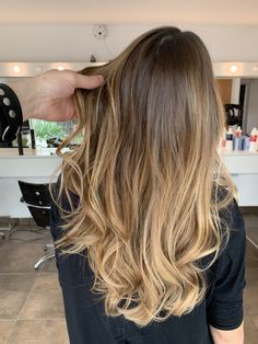 Light Brunette To Blonde Balayage Hair, Beach Blonde Balayage Dark Roots, Blonde Balayage On Dark Brown Hair, Beach Highlights Brunette, Balayage Hair Honey Blonde, Blond Hair Dark Roots, Curtain Bangs Balayage, Brunette Beach Hair, Honey Blonde Balayage On Dark Hair