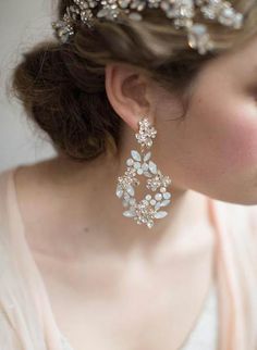 White Teardrop Chandelier Earrings With Sparkling Stones, Teardrop Jeweled Bridal Earrings For Wedding, Jeweled Teardrop Crystal Chandelier Earrings, White Sparkling Teardrop Chandelier Earrings, Embellished Veil, Veil Accessories, Crystal Teardrop Earrings, Hair Adornments, Bridal Look