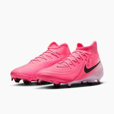 the nike vapor soccer shoe is shown in pink