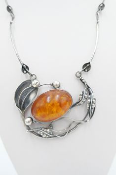 Floral Amber Necklace Necklace 925 Silver IX Necklace Punch: 925 IX Dimensions approx.: Neck Circumference: 49.0 cm Amber: Length: 36.0 mm Width: 25.0 mm Depth: 15.3 mm Weight: 38.0 grams All our ( gold / silver ) jewelry parts are cleaned and processed by our jeweler Master. Condition: Good used condition, (see pictures) These goods are subject to margin taxation according to §25a UStG. Therefore, the VAT included in the purchase price is not shown separately in the invoice Classic Amber Pendant Necklace, Vintage Amber Sterling Silver Necklace, Hallmarked Amber Round Necklace, Nickel-free Round Amber Necklaces, Nickel-free Amber Sterling Silver Necklace, Nickel-free Amber Necklace With Round Pendant, Amber Sterling Silver Necklace With Polished Finish, Amber Round Pendant Necklace Nickel Free, Nickel-free Amber Round Pendant Necklace