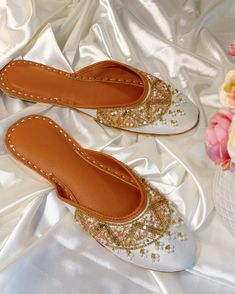 Handmade embroidered White Khussa Jutti Mojari Sandals Mojdi Woman, Spring Wedding Flat Shoes Embellished, White Embroidered Round Toe Heels, Gold Flats For Spring Wedding, Summer Wedding Flats With Round Toe, Embroidered Round Toe Sandals For Party, Embellished Sandals For Wedding In Spring, Pearl Embroidered Heels For Wedding, Embellished Sandals For Spring Wedding