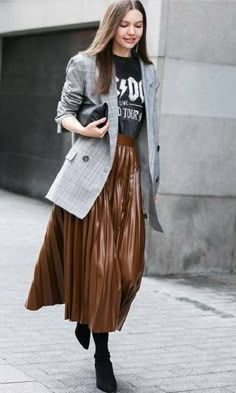 How To Wear A Pleated Skirt, Pleated Outfit, Rok Outfit, Chique Outfits, Moda Chic, Blazer Outfits, Inspired Outfits