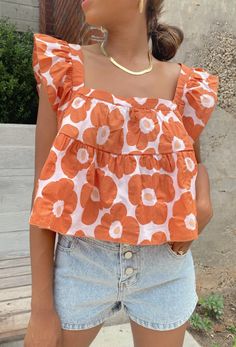 We love the babydoll fit and ruffle sleeves. Pair with white denim or light wash cutoffs all summer long! Brunch Outfit, Preppy Outfits, Simple Outfits, Summer Outfit