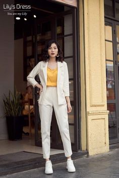 yellow and white 🤍 suite pant Chic Workwear, Stylish Office Wear, Business Dress Women, Casual College Outfits, Korean Casual Outfits, Trendy Dress Outfits, Stylish Office, Business Casual Outfits For Work, Woman Suit Fashion