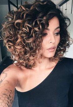 Shoulder Length Curls, Shoulder Length Curly Hair, Curly Color, Bangs Long, Ombré Hair, Super Hair, Hair Bangs, Penteado Cabelo Curto, Curly Bob Hairstyles