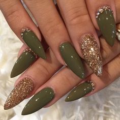 Gold Stiletto Nails, Ongles Gel Violet, Coffin Nails Matte, Stiletto Nail Art, Pointed Nails, Nails Green