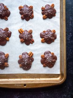 there are many cookies that have been made to look like flowers