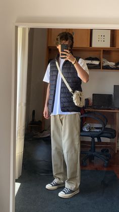 Blockcore Outfit Men Aesthetic, College Guy Outfits, Converse Outfit Men, Hongkong Outfit, Outfit Pria, Guys Fits, Boyfriend Outfit, Guy Fits, Mode Grunge