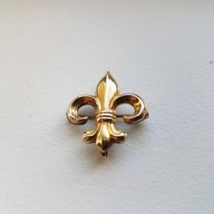 A very nice Fleur de lis brooch made of gold fill.  A very nice piece in excellent condition.  The back has a hook for hanging a watch and a pin for attaching it to your clothes.  The pin is marked A&Z 1/20 12K GFSize:  1 1/8" high x 1" wide Antique Gold Lapel Pin Collectible, Classic Yellow Gold Brooch Pin, Victorian Gold Brooch Pin, Victorian Style Gold Brooch Pin, Antique Gold Pins For Formal Occasions, Classic Gold Lapel Pin For Anniversary, Collectible Yellow Gold Brooch Pin, Vintage 14k Gold Brooches, Collectible 14k Gold Brooches