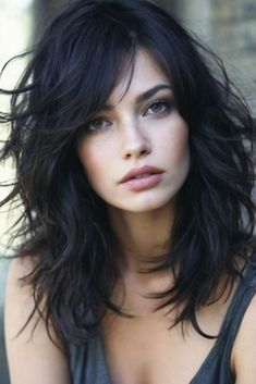 Flattering Layered Haircuts For Medium Length Hair That Wow Current Hair Trends, Layered Thick Hair, Chic Short Hair, Haircuts For Medium Length Hair, Layered Haircuts For Medium Hair, Medium Layered Hair, Short Hairstyles For Thick Hair, Hair With Bangs, Blonde Hair Looks