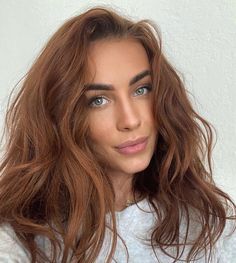 Cabello caramelo, el look de primavera que necesitas usar Light Auburn Hair, Honey Hair, Long Brown Hair, Auburn Hair, Hair Inspiration Color, Hair Inspo Color, Ginger Hair