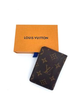 Très joli porte-cartes Louis Vuitton monogrammé élégant. Parfait pour garder vos cartes. L'article est en parfait état. Formal Rectangular Wallets In Monogram Canvas, Formal Monogram Canvas Rectangular Wallets, Formal Rectangular Monogram Canvas Wallets, Designer Monogram Rectangular Wallet, Monogram Canvas Wallets With Card Slots, Designer Rectangular Monogram Wallet, Luxury Monogram Canvas Wallet With Card Slots, Designer Formal Card Holder With Original Box, Elegant Monogram Canvas Wallet Gift