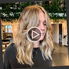 ▷ ▷These classic mid-length hairstyles stand the test of time.... Bob Pendek, Mid Length Hair With Layers, Medium Length Hair With Layers, Fall Hair Color For Brunettes, Low Maintenance Hair, Midlength Haircuts, Round Face Haircuts, Curly Hair With Bangs, Long Locks