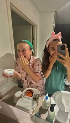 Post Sleepover Aesthetic, Sleepover Pictures 2 People, Best Friend Skincare Aesthetic, Skincare Night With Friends, Morning After Sleepover Aesthetic, Bsf Sleepover Aesthetic, Aesthetic Sleepover Setup, Sleepover Aesthetic Two People, Sleepover Images