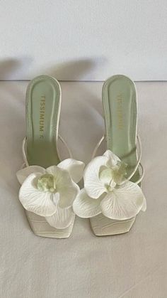 green heels with white flower for summer or date night Cool Heels, Spring Heels, Mode Editorials, Inspiration Tattoos, Dr Shoes, Paris Mode