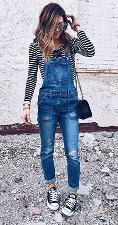 stripes. denim dungarees. converse. Overalls Outfit Spring, Outfit Verano, Converse Outfits, Mode Shoes, Autumn Wear, Spring Styles, Skirt Denim, 50 Style, Closet Goals