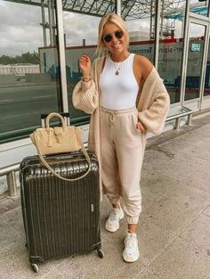 30 Best Comfy Long Flight Airport Outfits to Copy for Your Next Trip 13 Ruby Holley, Aero Look, Outfit Viaje, Chic Airport Outfit, Airport Outfit Summer, Perfect Travel Outfit, Flight Outfit, Airport Fit