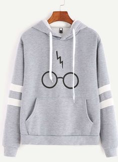 A sporty hoodie to throw on after Quidditch practice. Harry Potter Glasses, Harry Potter Sweatshirt, Harajuku Women, Velvet Sweater, Harry Potter Outfits, Striped Hoodie, Black Women Fashion, Sweater Women