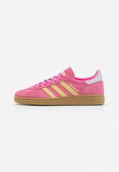 #pink #yellow #summer #fall #spring #adidas #spezial #shoe #shoes #fashion #inspo #inspiration #clothes #fashion #trend #trending #viralpost Adidas Pink Shoes, Pink Gazelle, Pink Footwear, Adidas Gazelle Pink, Pink Gazelles, Pink Adidas Shoes, Pretty Sneakers, Yellow Adidas, Adidas Originals Gazelle