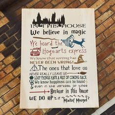 In This House Harry Potter: Signature Design - Paisley Grace Makery Harry Potter Door Hanger, Harry Potter Interior Design, Harry Potter Rooms, Hogwarts Sign, Harry Potter Interior, Harry Potter Signs, Harry Potter Door, Harry Potter Bathroom, Harry Potter Library