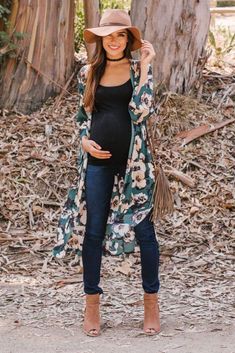 Pregnancy Tips In Tamil Month By Month ID:4188644210 #Pregnancy4Me Pregnant Outfit, Pregnancy Fashion Winter, Winter Maternity, Bump Style, Floral Print Chiffon, Legging Outfits, Stylish Maternity