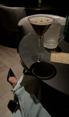 Espresso Martini, Espresso Date, Date Night, Girls Night, Night Outfit Dark Feminine Aesthetic, Pretty Drinks, Classy Aesthetic, Luxury Aesthetic, Future Lifestyle, Espresso Martini, Foto Ideas Instagram, Dream Lifestyle, Feminine Aesthetic