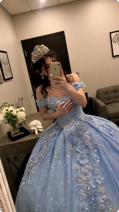 Light Blue Debut Gown, White And Blue Quince Dress, Moda 2000 Quinceanera Dresses Blue, 15 Dresses Quinceanera Blue, Blue Sweet Sixteen Decorations, Light Blue Quince Makeup, Quinceanera Dresses Light Blue, Moda 2000 Quinceanera Dresses, Sweet 16 Dresses Blue