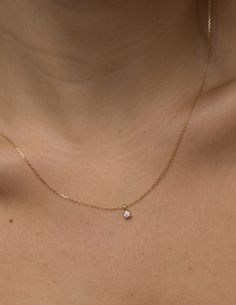 Recycled Gold Jewelry, White Tee And Jeans, Minimal Gold Jewelry, Solitaire Diamond Necklace, Neck Pieces Jewelry, Pretty Jewelry Necklaces, Gold Necklace Simple