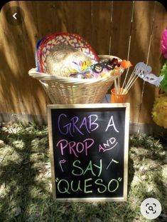 a sign that says graba prop and say queso on it in front of some flowers