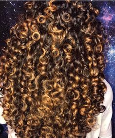 Gold Highlights Curly Hair, Curly Hair Golden Brown, Golden Brown Curly Hair, Gold Curly Hair, Carmel Highlights On Brown Hair Curly 3a, Honey Brown Hair, Big Curly Hair