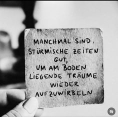 a person holding up a piece of paper with writing on it that reads, manchal sind stumishe retten got, um am boden lien legende