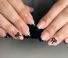 Coquette black bow nails inspo silver glitter valentines day inspo 2024 Bow Nail Art Tutorial, Nails Inspo Silver, Coquette Black, Bow Nail Art, Really Cute Nails, Black Nail Designs