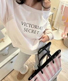 Pretty Workout Clothes, Olivia Yang, Vs Runway, Bag Airport, Air Port Outfit, Victoria Secret Sweatpants, Pink Travel, Sweatpants Outfit, Cute Lazy Outfits