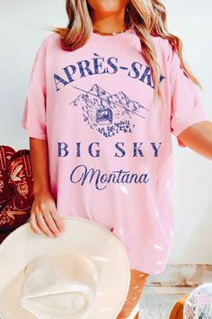 APRES SKI BIG SKY MONTANA GRAPHIC T-SHIRTPREMIUM COTTONUNISEX SIZINGCLASSIC FITMade In: USAFabric Contents: 100% Cotton Pink Cotton Tops For Outdoor Activities, Sporty Pink Tops For Outdoor Activities, Casual Crew Neck T-shirt For Snowboarding, Crew Neck Tops For Ski Season, Casual Graphic Print Top For Skiing, Casual Skiing Tops, Big Sky Montana, Drop Shoulder Sweaters, Pink Sand