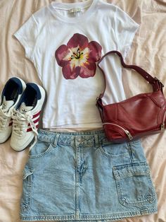 #denimskirt #hibiscus #hibiscusflower #y2kbag #adidassamba #redoutfit #trendingoutfit #outfitoftheday #miniskirtoutfit Verano Aesthetic, Miniskirt Outfits, School Looks, Cute Summer Outfits, Urban Outfits, Teen Fashion Outfits