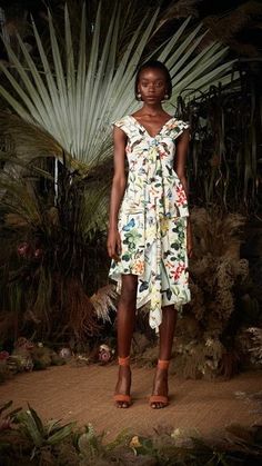 Nicole Miller Spring 2018 Ready-to-Wear Latest Fashion Design, Chic Fashion, Nicole Miller, Fashion Mode, Fashion Addict, Summer Time, Fashion Ideas, High Low Dress