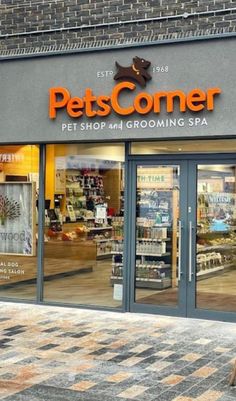 a store front with the words pets corner on it