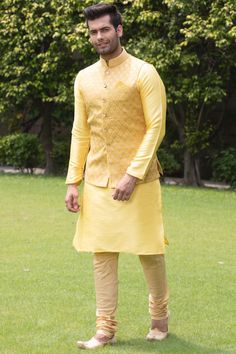 Yellow Kurta Men For Haldi, Mehndi Dress For Mens, Indian Wedding Dress Traditional, Yellow Wedding Decorations, South Indian Wedding Hairstyles, Mens Photoshoot