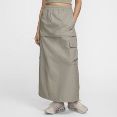 Midi or mini? A zipper above the pockets on this loose-fitting ripstop skirt makes choosing easier. A bungee at the bottom hem gives you even more styling options. Cargo Midi Skirt, Nike Skirts, Mini A, Cold Hands, Women Lifestyle, Green Skirt, Nike Sportswear, Snug Fit, Black Fashion