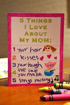 there is a sign that says 5 things i love about my mom on the table